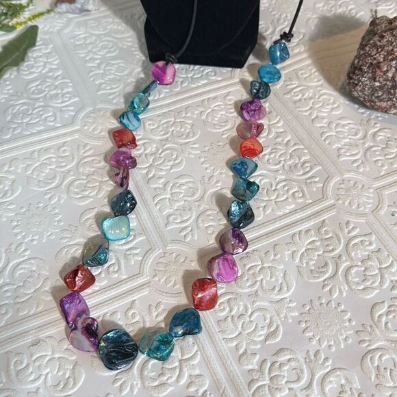 Mother Of Pearl Colored Bead Necklace 21” - Picture 4 of 15